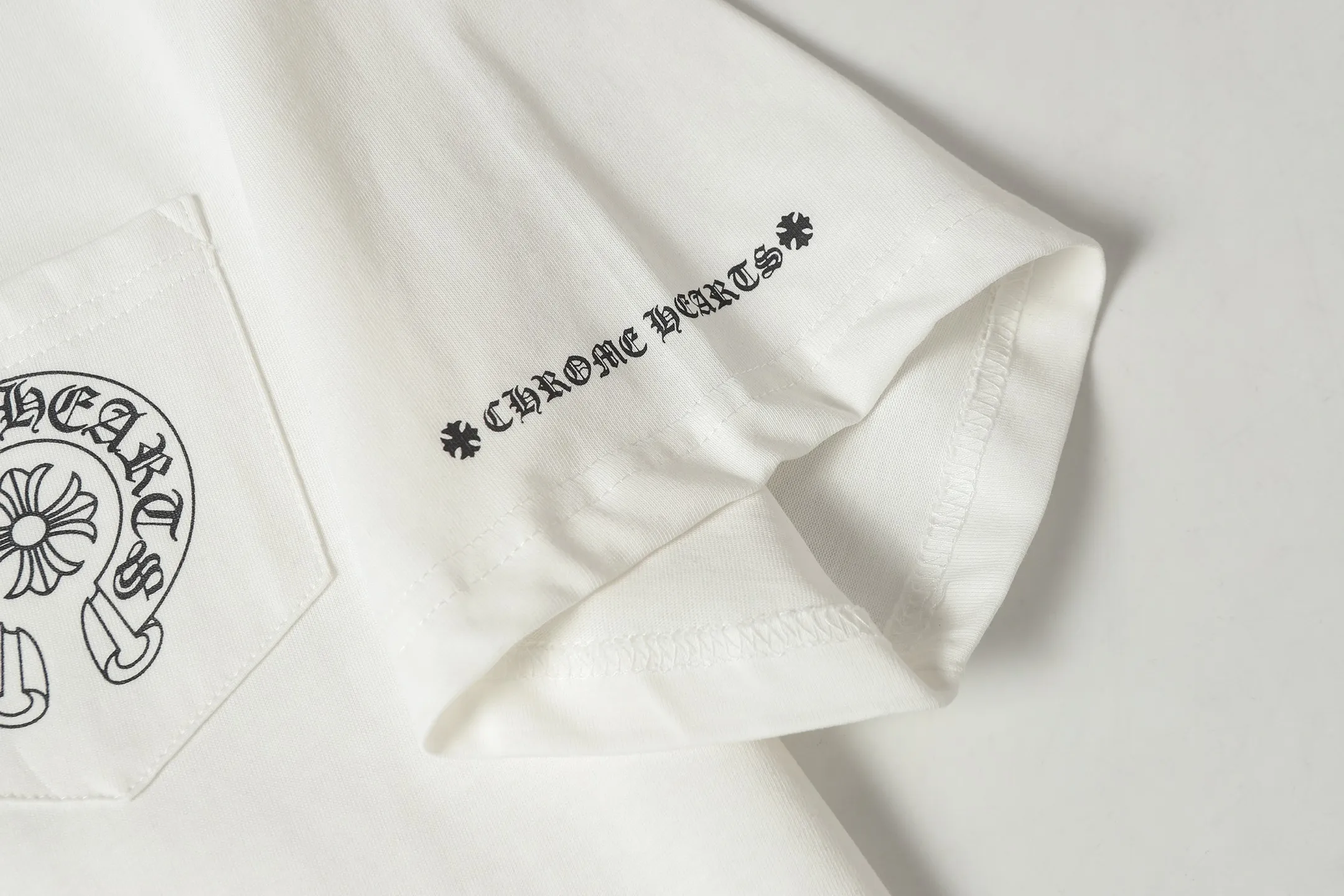 P140 Cross-border model, please do not place an order if you are pursuing quality -Chrome Hearts/Chrome Hearts 24ss classic horseshoe print popular short-sleeved T-shirt -High weight, high density and high quality. The wool is soft, delicate and skin-friendly. It feels soft and silky. It has excellent warmth and skin-friendly properties. -Customized weaving and dyeing, no color difference. No matter the fabric or workmanship details, it beats the ordinary version on the market. -Colour: black white -Size: S M L XL